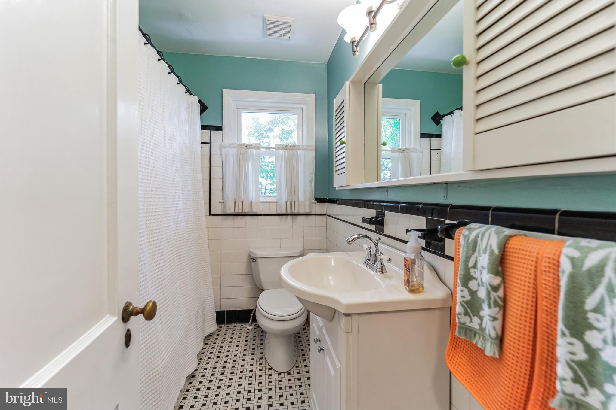 8907 Sudbury Road Silver Spring, MD 20901 - Photo 11 of 29 Main level full bath