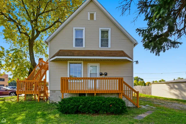 $2,300 | 7635 West Foster Avenue, Unit 2, Chicago, IL 60656