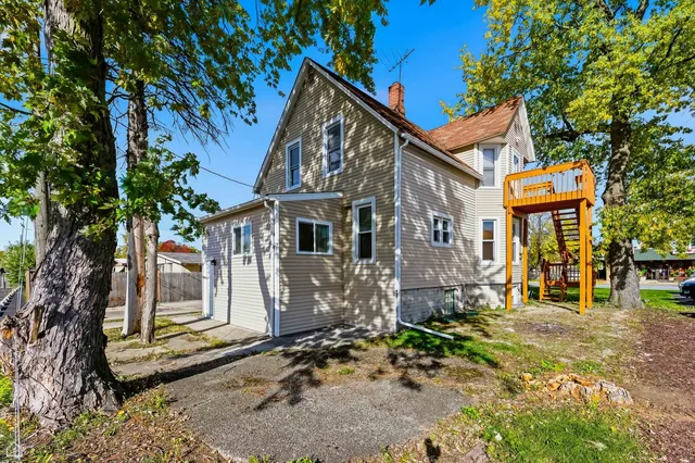 $2,300 | 7635 West Foster Avenue, Unit 2, Chicago, IL 60656