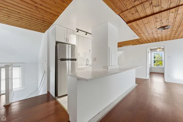 $2,300 | 7635 West Foster Avenue, Unit 2, Chicago, IL 60656