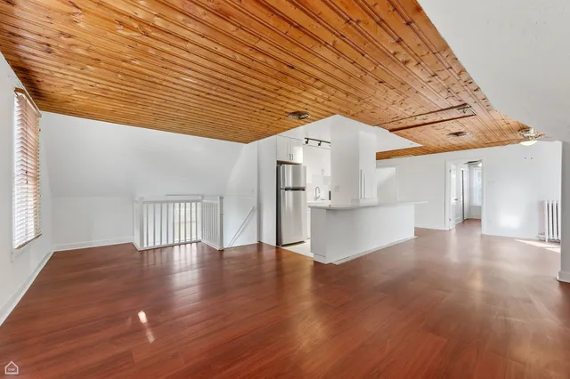 $2,300 | 7635 West Foster Avenue, Unit 2, Chicago, IL 60656