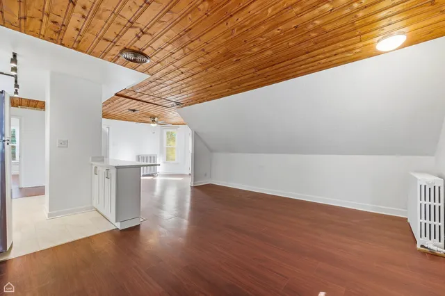 $2,300 | 7635 West Foster Avenue, Unit 2, Chicago, IL 60656