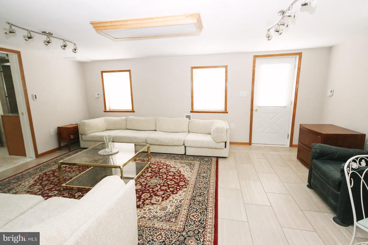 1416 Pleasant Valley Road Westminster, MD 21158 - Photo 15 of 30 Interior (General)