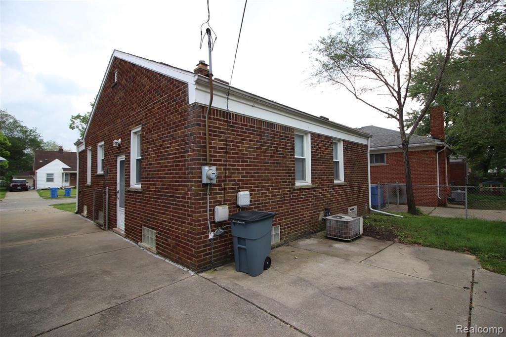 24080 Colgate Street Dearborn Heights, MI 48125 - Photo 5 of 32