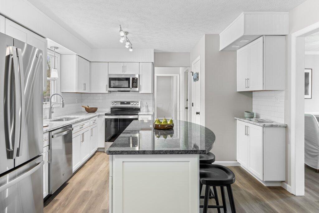 7775 Sanbrooke Road Dublin, OH 43016 - Photo 13 of 44 Kitchen
