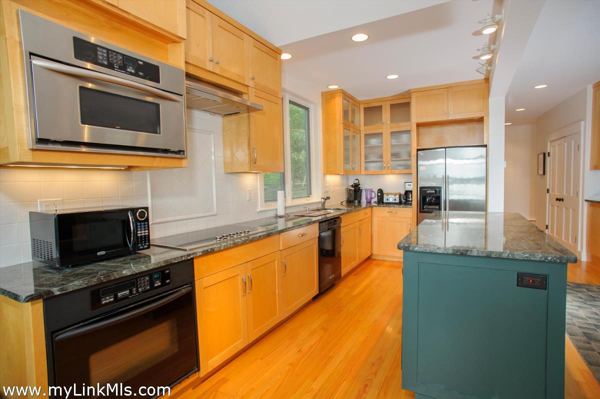 20 East Side Road Oak Bluffs, MA 02557 - Photo 8 of 17 Gallery Image 8
