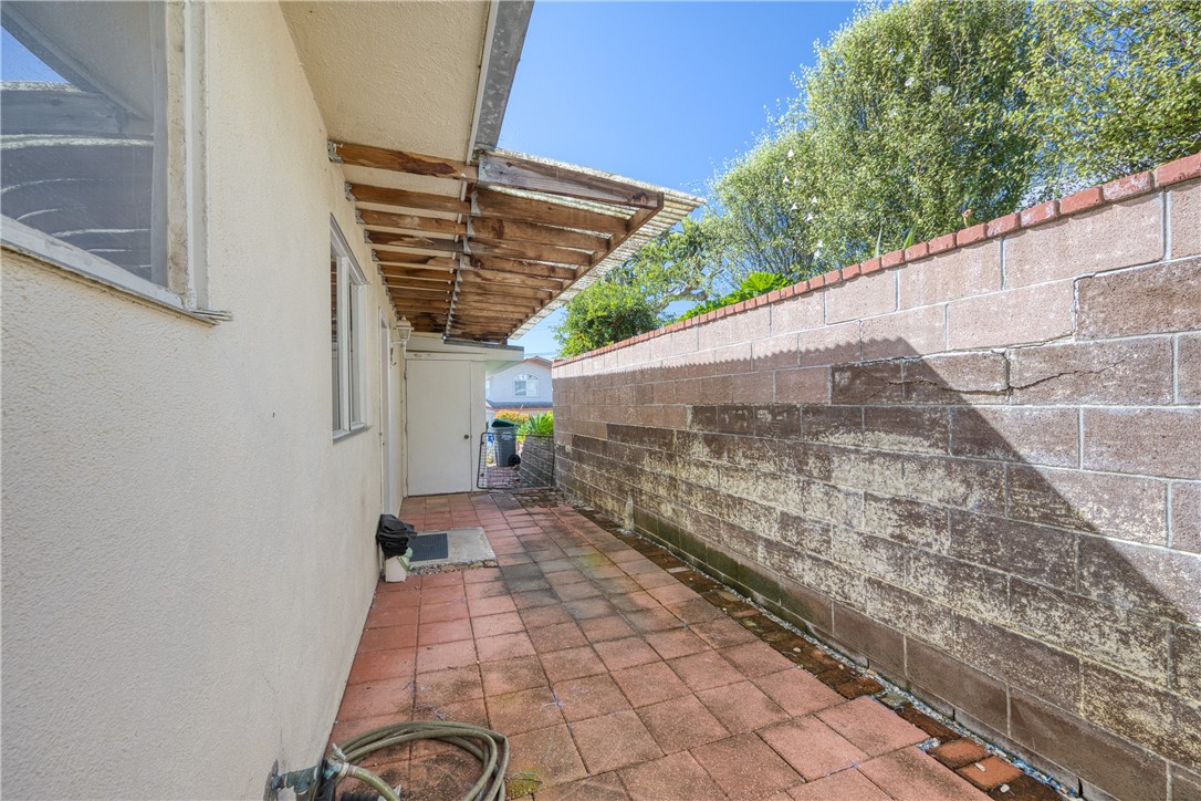 3437 Shearer Avenue Cayucos, CA 93430 - Photo 18 of 24 a view of a pathway with a wall