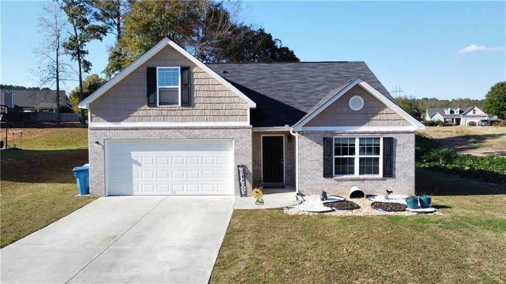a view of a house with backyard and garden