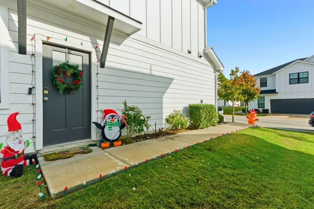 $2,200 | 159 Threshing Road, Unit A, Buda, TX 78610