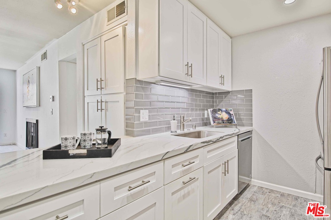 5301 Raintree Circle Culver City, CA 90230 - Photo 4 of 26