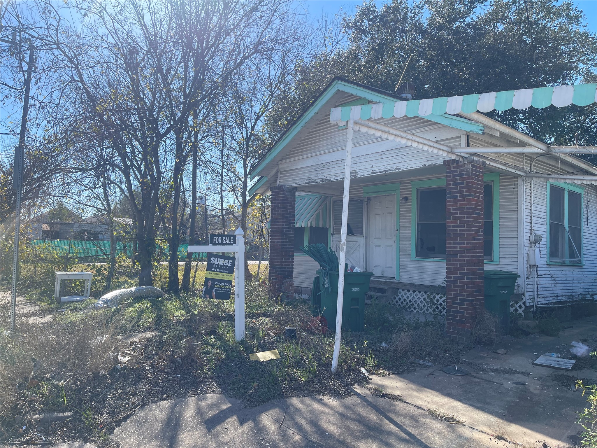 a view of a house with backyard