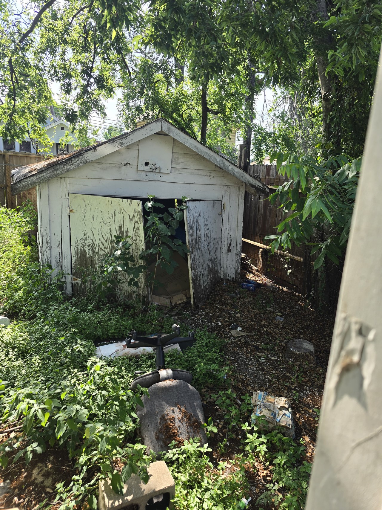 2305 Elysian Street Houston, TX 77026 - Photo 9 of 12 a backyard of a house with lots of green space