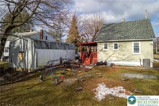 a view of a house with backyard