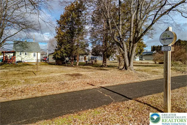 a view of road with yard