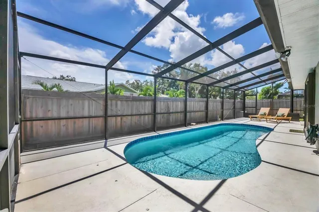 a view of a backyard