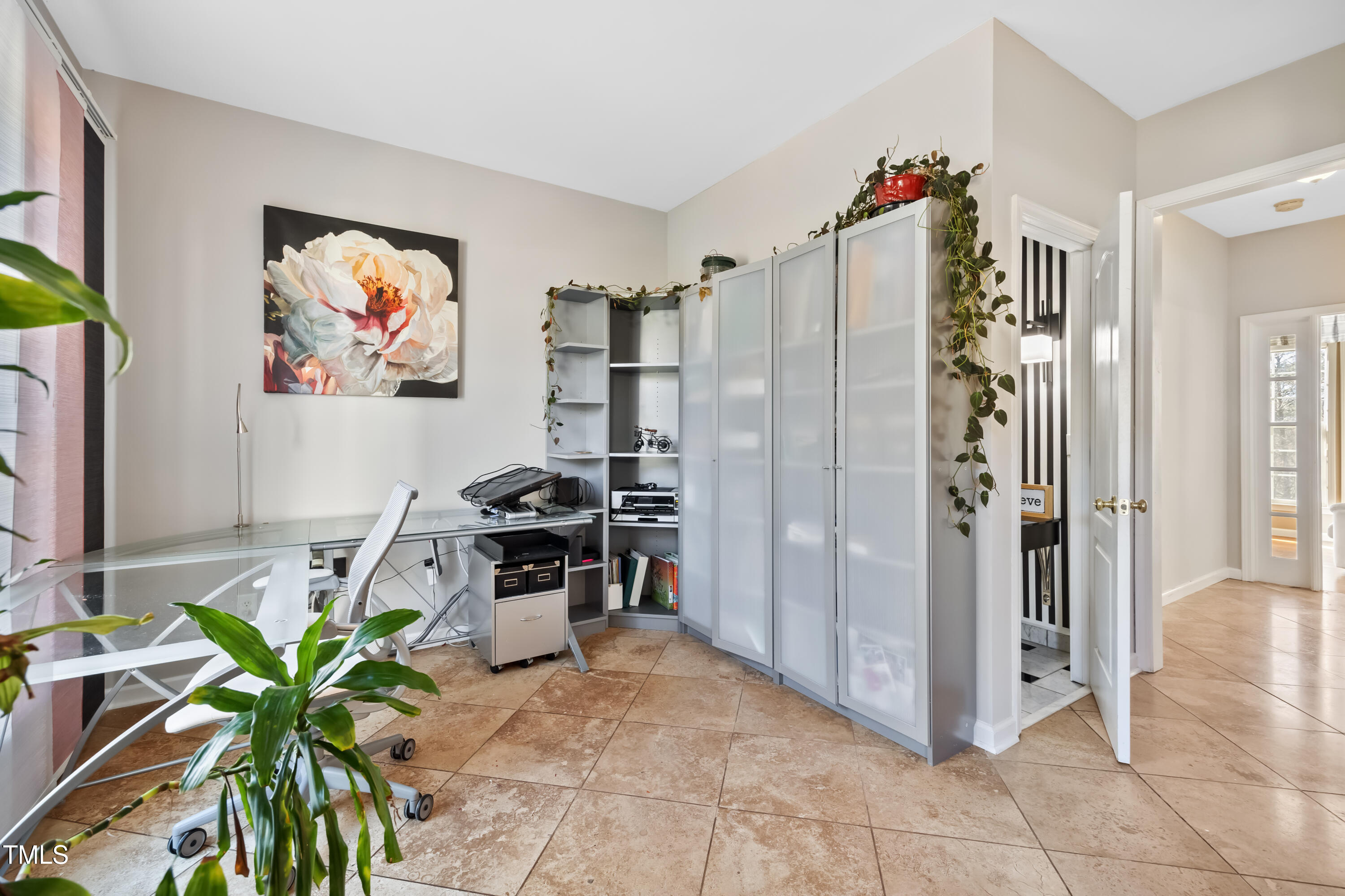 7772 Silver View Lane Raleigh, NC 27613 - Photo 13 of 55 a very nice looking room with a flower pot and a bookshelf