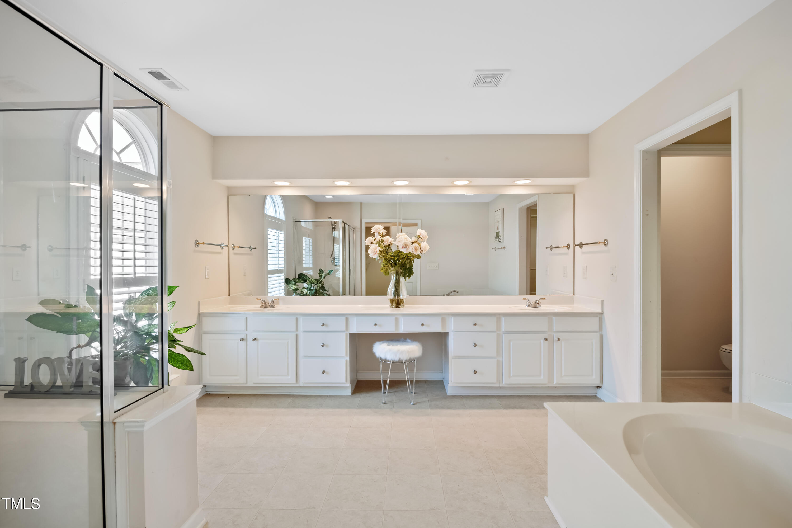 7772 Silver View Lane Raleigh, NC 27613 - Photo 19 of 55 a spacious bathroom with a tub sink and mirror