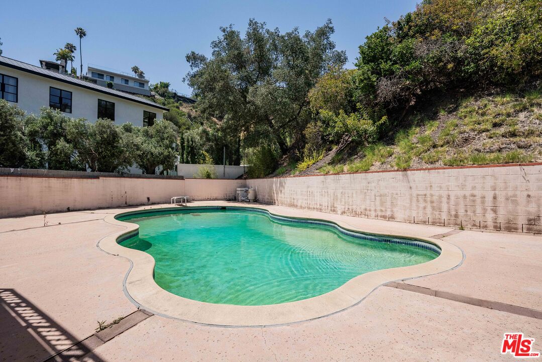 1181 Somera Road Los Angeles, CA 90077 - Photo 31 of 40 a view of outdoor space and yard