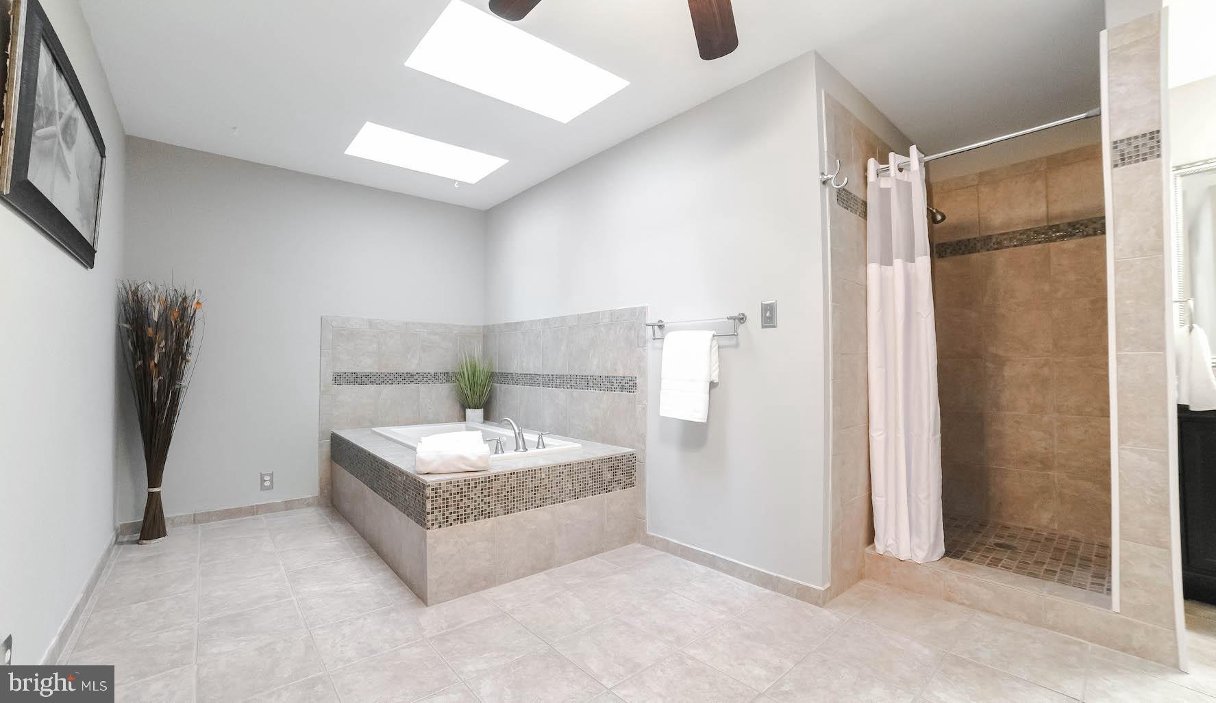 8508 Ridgeline Terrace Waldorf, MD 20603 - Photo 27 of 42 Large master bath with soak tub