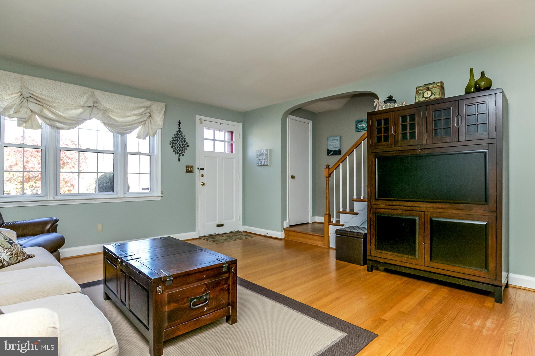 7120 Heathfield Road Baltimore, MD 21212 - Photo 3 of 29 a living room with furniture flat screen tv and a fireplace