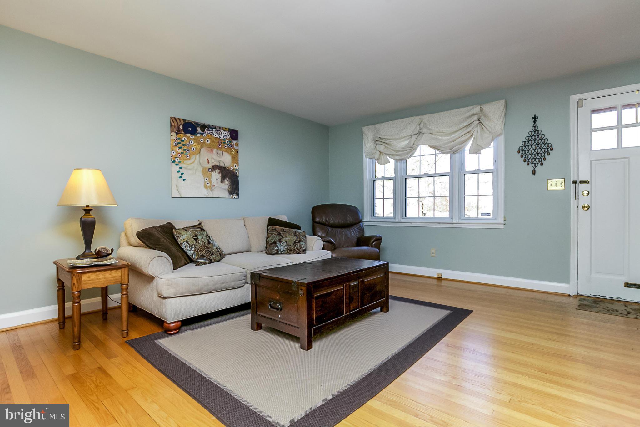 7120 Heathfield Road Baltimore, MD 21212 - Photo 5 of 29 a living room with furniture and a lamp