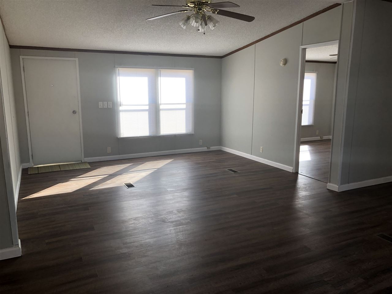132 Hall Gaffney, SC 29340 - Photo 4 of 13 Living Room