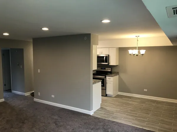 $2,000 | 905 Casey Court, Unit 4003, Schaumburg, IL 60173