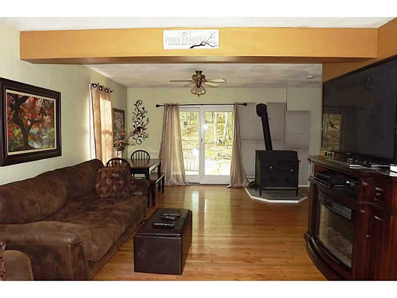 930 Maple Valley Road Coventry, RI 02827 - Photo 6 of 23 Living Room.
