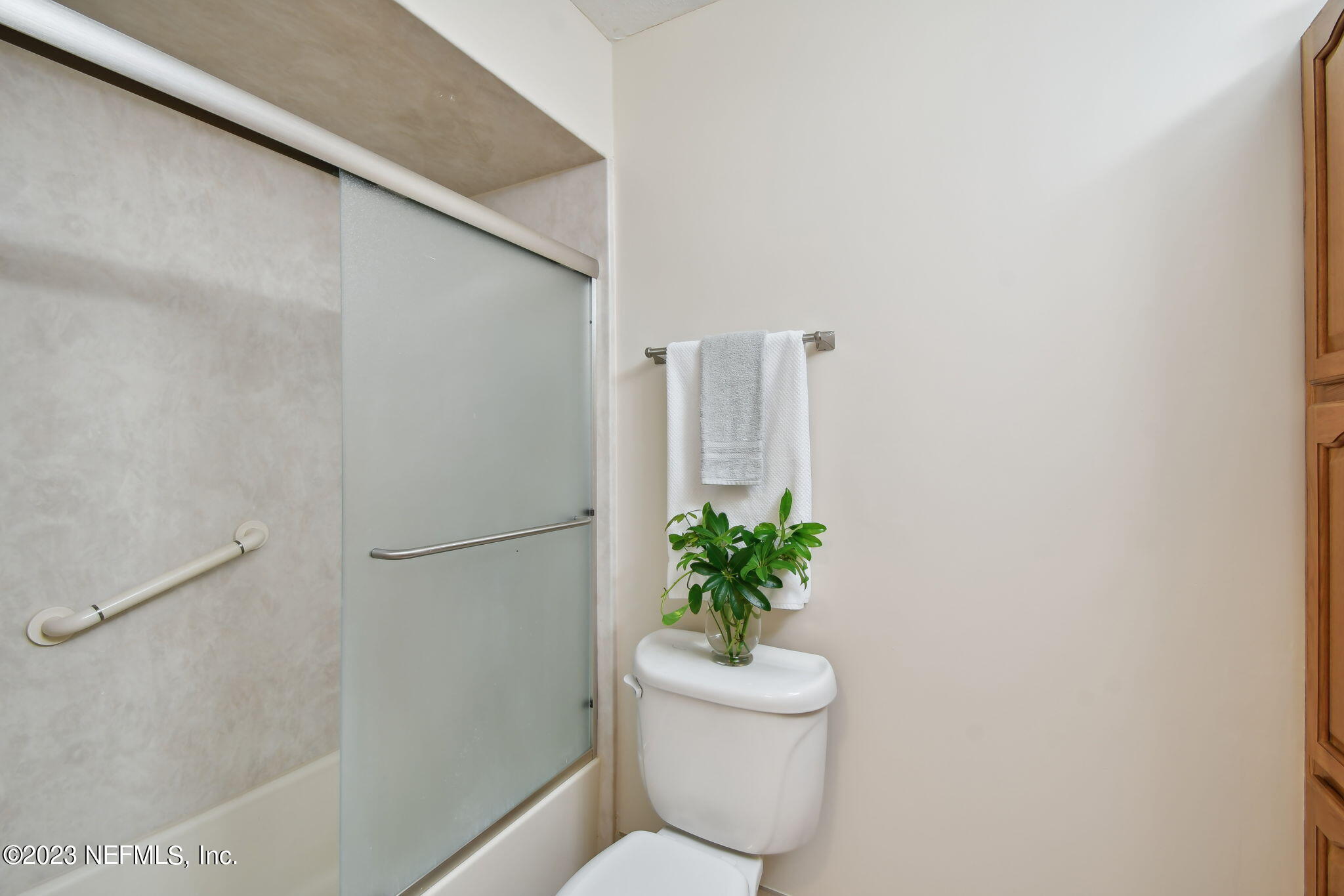 1060 Martinique Road Jacksonville, FL 32216 - Photo 39 of 42 Guest Bath