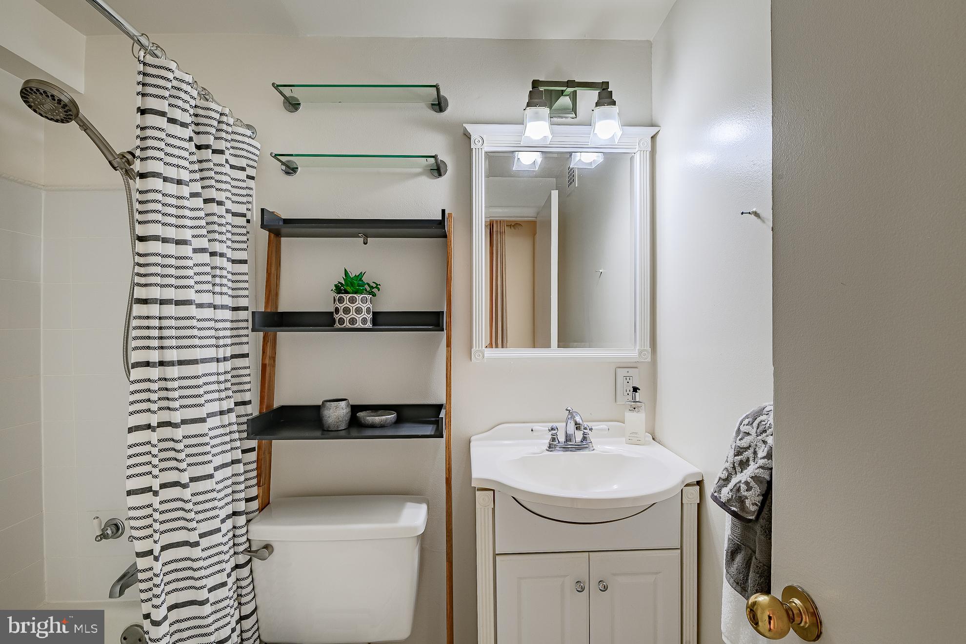 333 2nd Street Northeast, Unit 206 Washington, DC 20002 - Photo 11 of 17 Full bath with tub/shower arrangement
