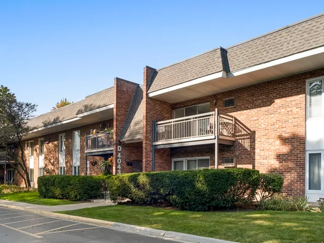 $179,000 | 4043 Saratoga Avenue, Unit D221, Downers Grove, IL 60515