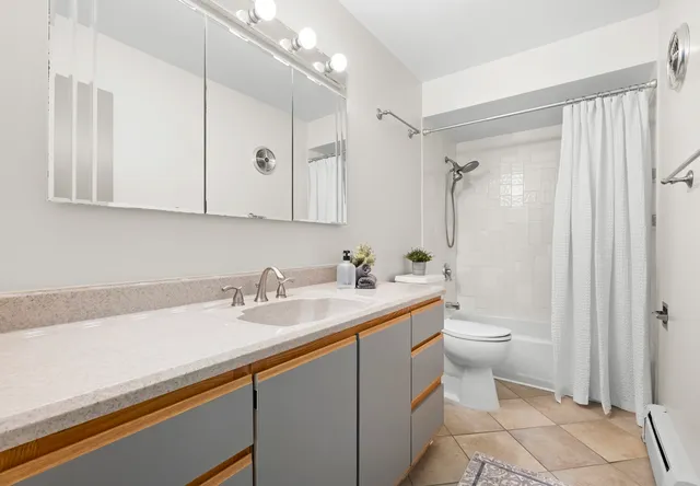 $179,000 | 4043 Saratoga Avenue, Unit D221, Downers Grove, IL 60515