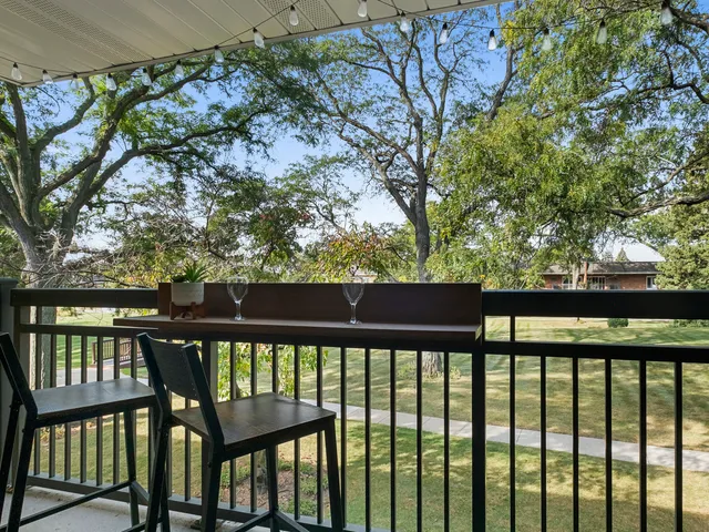 $179,000 | 4043 Saratoga Avenue, Unit D221, Downers Grove, IL 60515