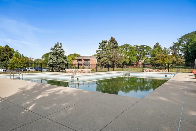 $179,000 | 4043 Saratoga Avenue, Unit D221, Downers Grove, IL 60515