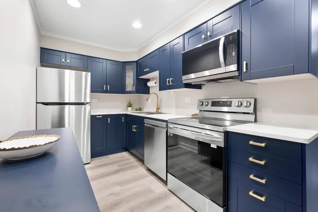 $179,000 | 4043 Saratoga Avenue, Unit D221, Downers Grove, IL 60515