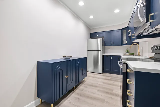 $179,000 | 4043 Saratoga Avenue, Unit D221, Downers Grove, IL 60515