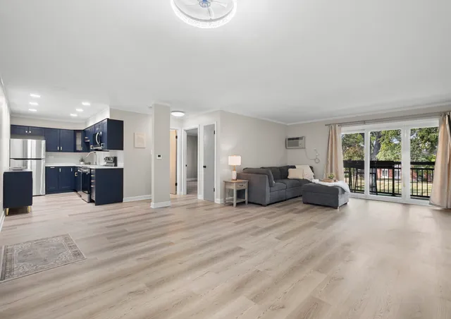 $179,000 | 4043 Saratoga Avenue, Unit D221, Downers Grove, IL 60515