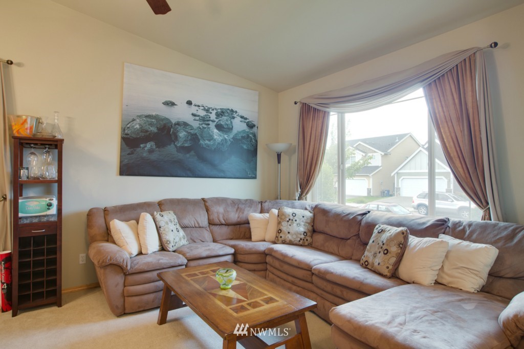 5203 Northeast 10th Place Renton, WA 98059 - Photo 2 of 12 Gallery Image 2