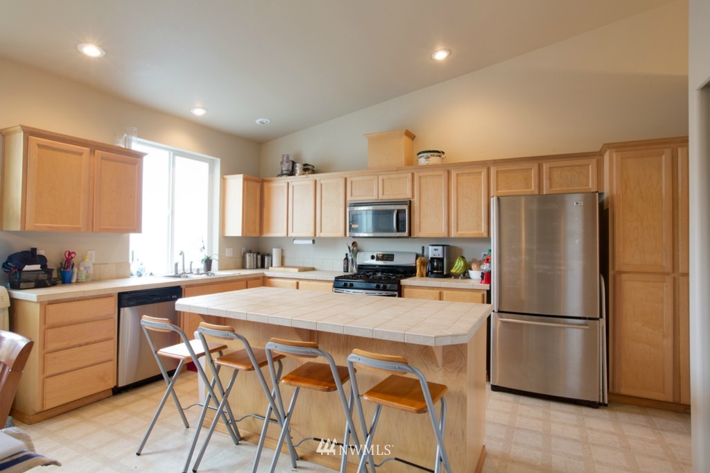 5203 Northeast 10th Place Renton, WA 98059 - Photo 4 of 12 Gallery Image 4