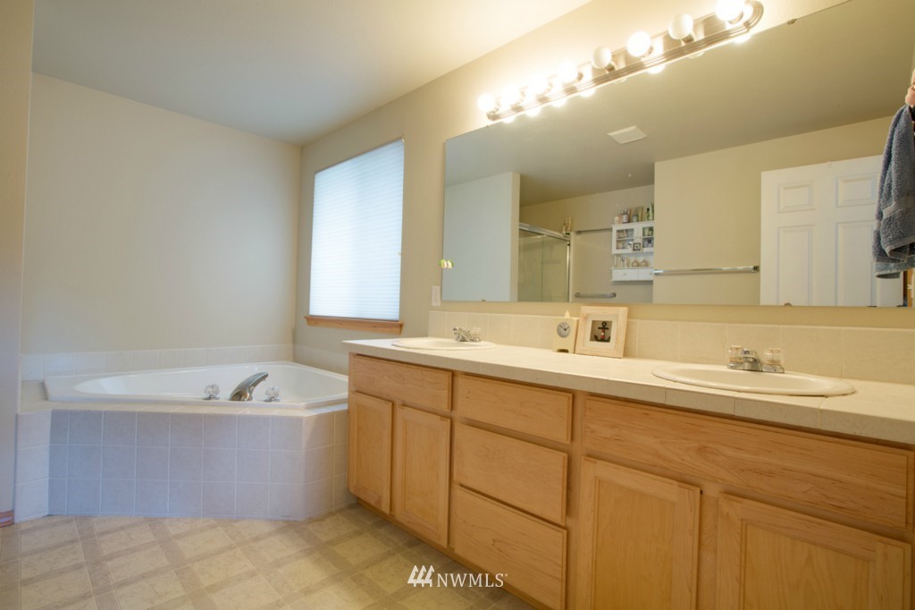 5203 Northeast 10th Place Renton, WA 98059 - Photo 8 of 12 Gallery Image 8