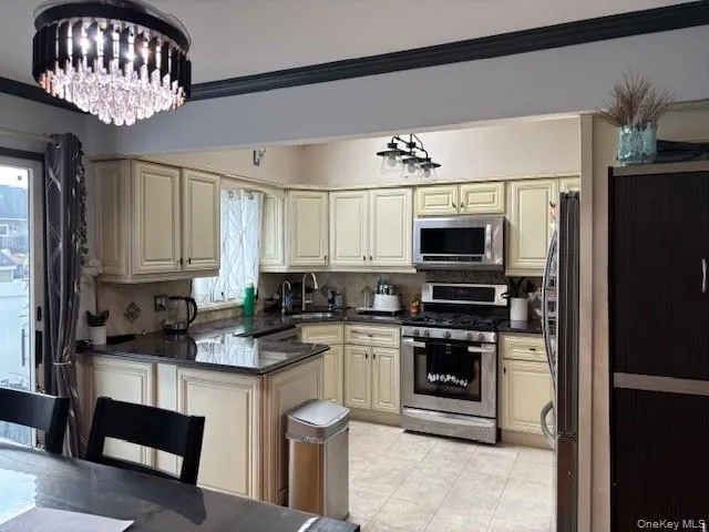 $599,990 | 461 1st Avenue, Lindenhurst, NY 11757