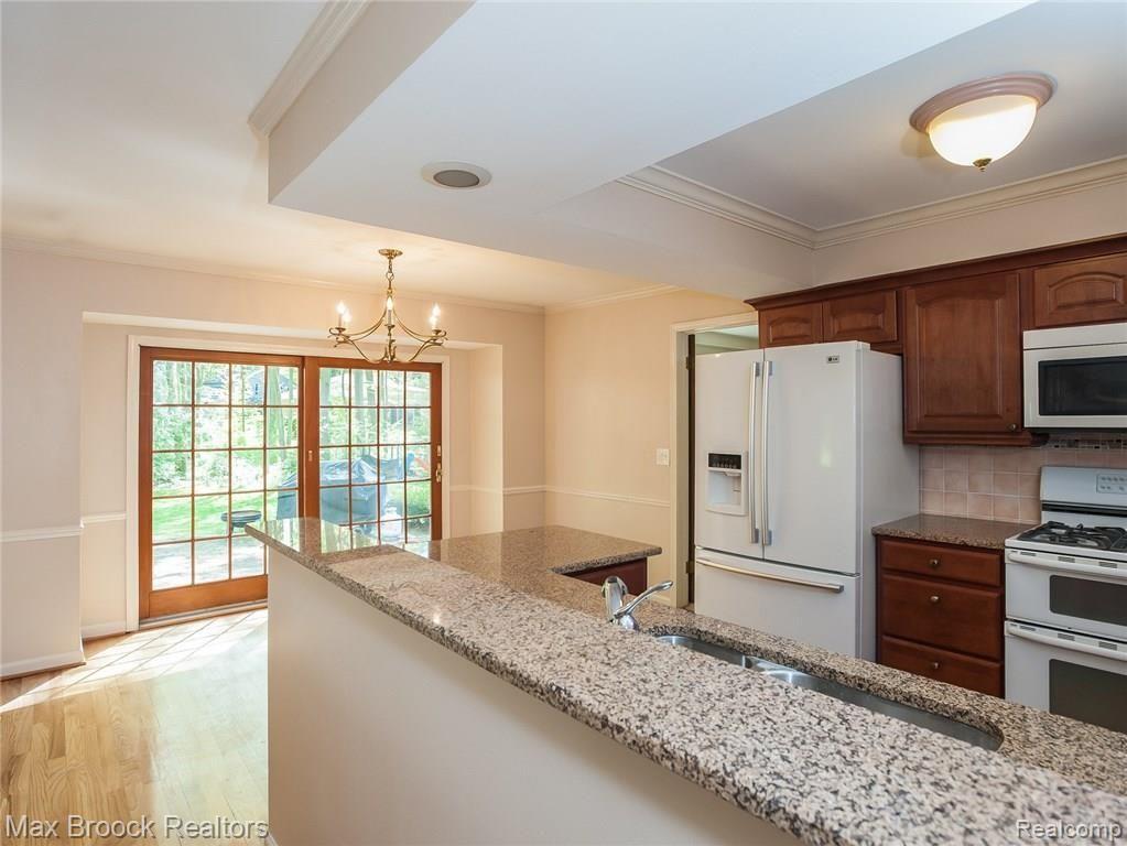 33811 Hunters Pointe Road Farmington, MI 48331 - Photo 10 of 23 012-4155759-medium4x3.jpg