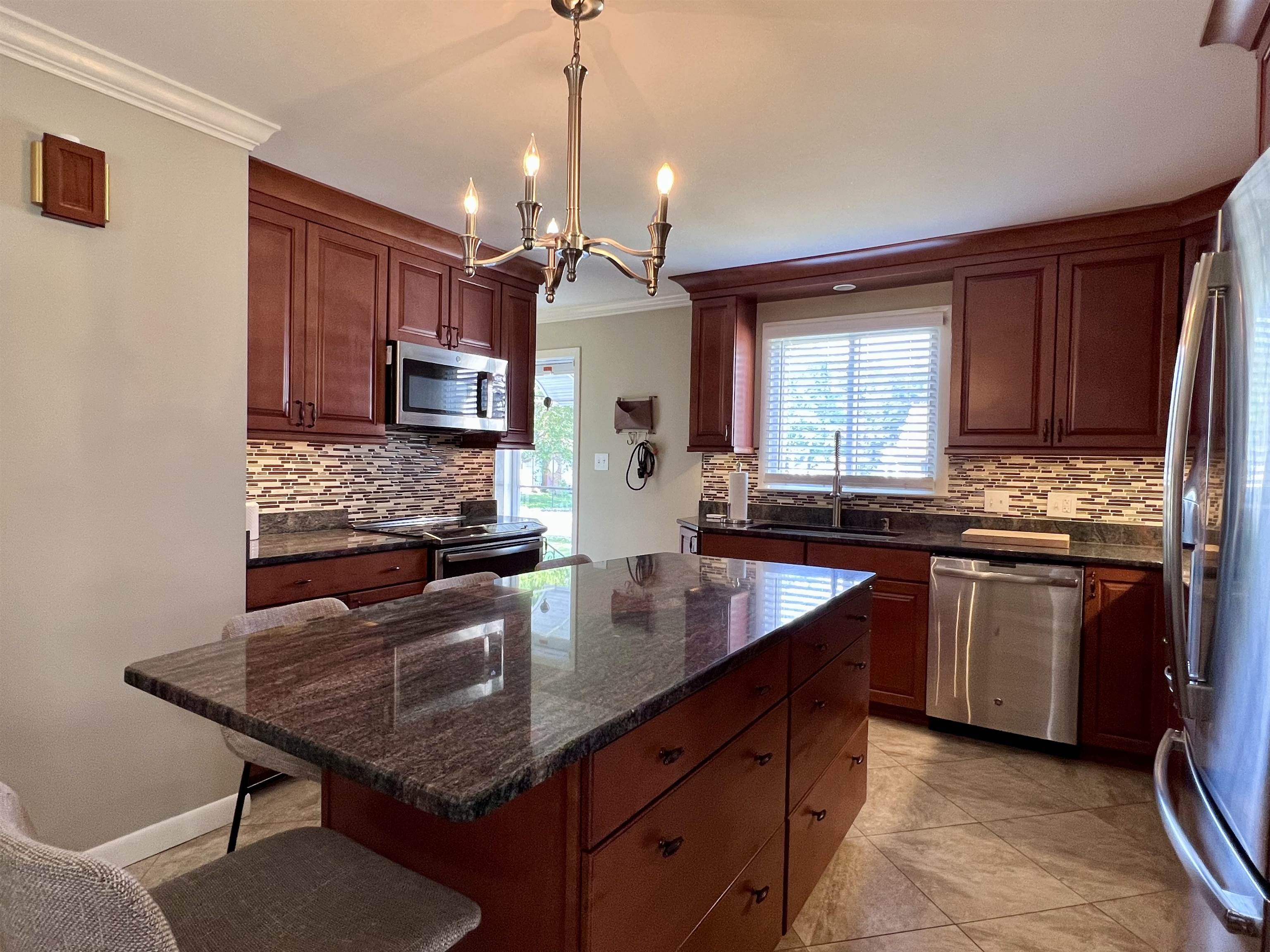 277 West Haven Road Manchester, NH 03104 - Photo 9 of 38