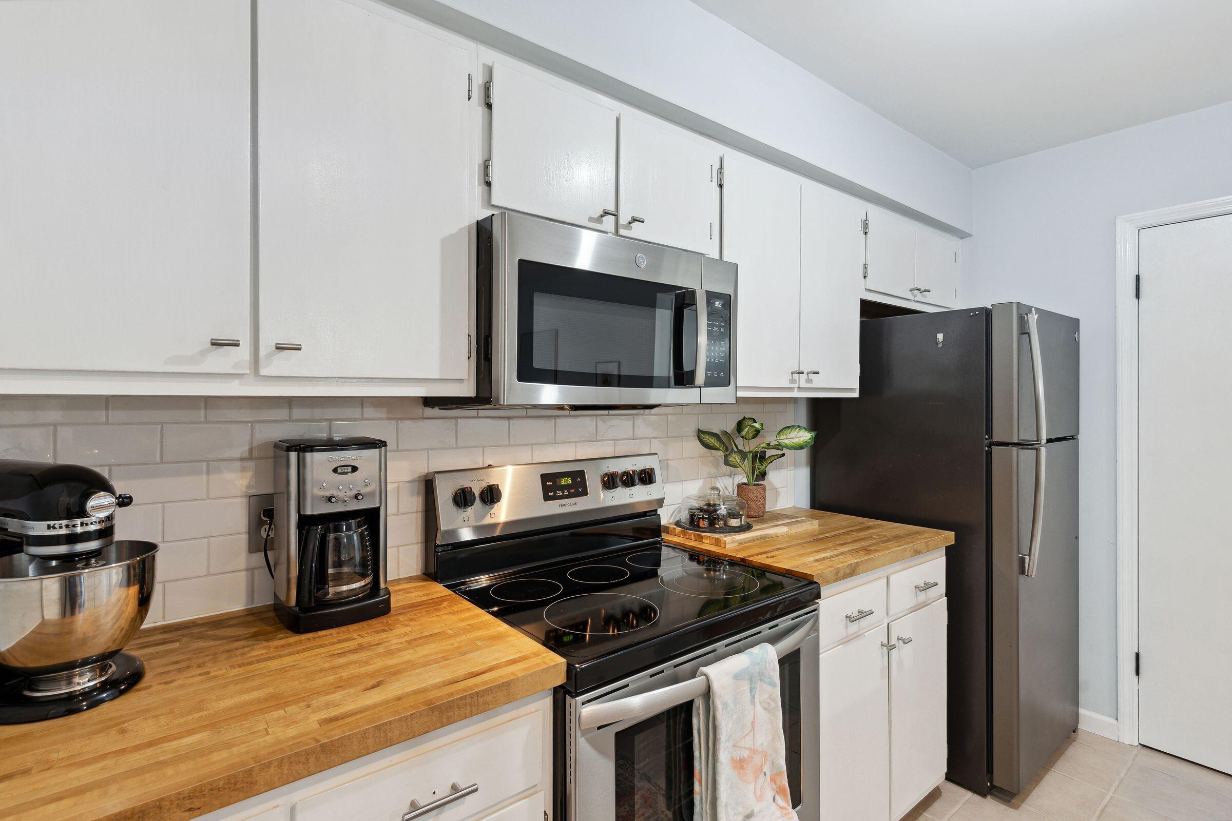 1733 Deer Path Drive Mount Pleasant, SC 29464 - Photo 11 of 31 Refrigerator Conveys