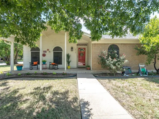 a view of a house with yard and plants