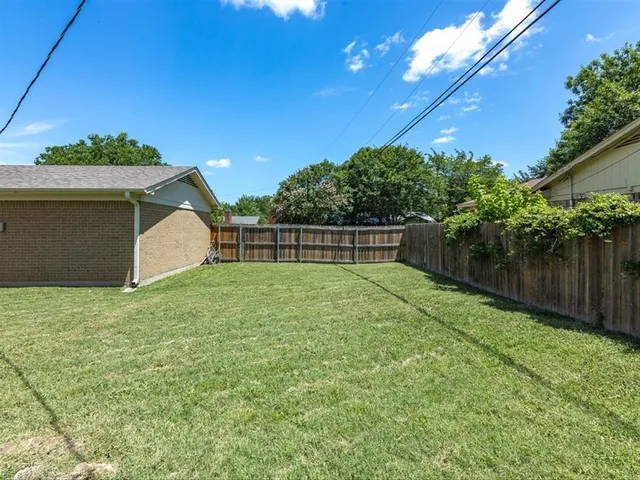 a view of a backyard