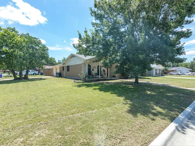 a house view with swimming pool