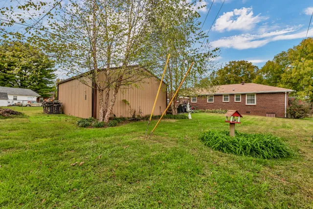 a view of a house with yard and plants