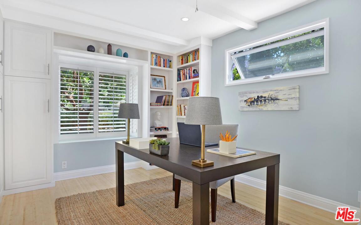 375 Sycamore Road Santa Monica, CA 90402 - Photo 11 of 47