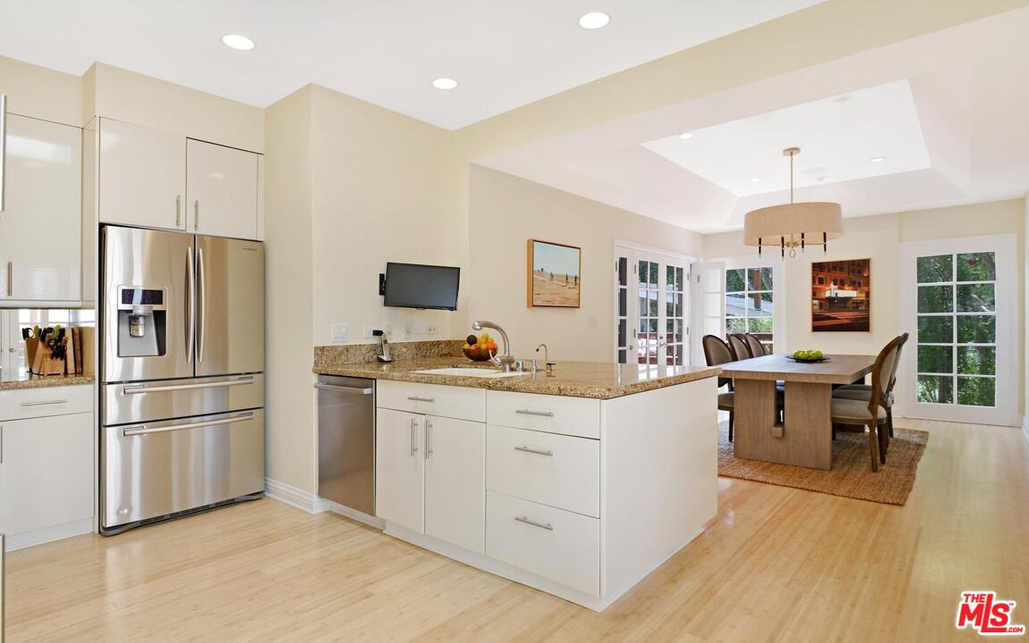 375 Sycamore Road Santa Monica, CA 90402 - Photo 14 of 47